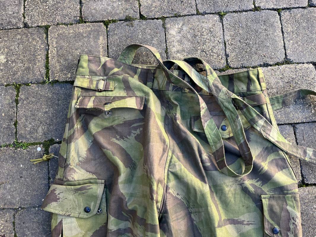 Pantalon de saut camouflé Parachutiste TAP 4752 et bretelles toile