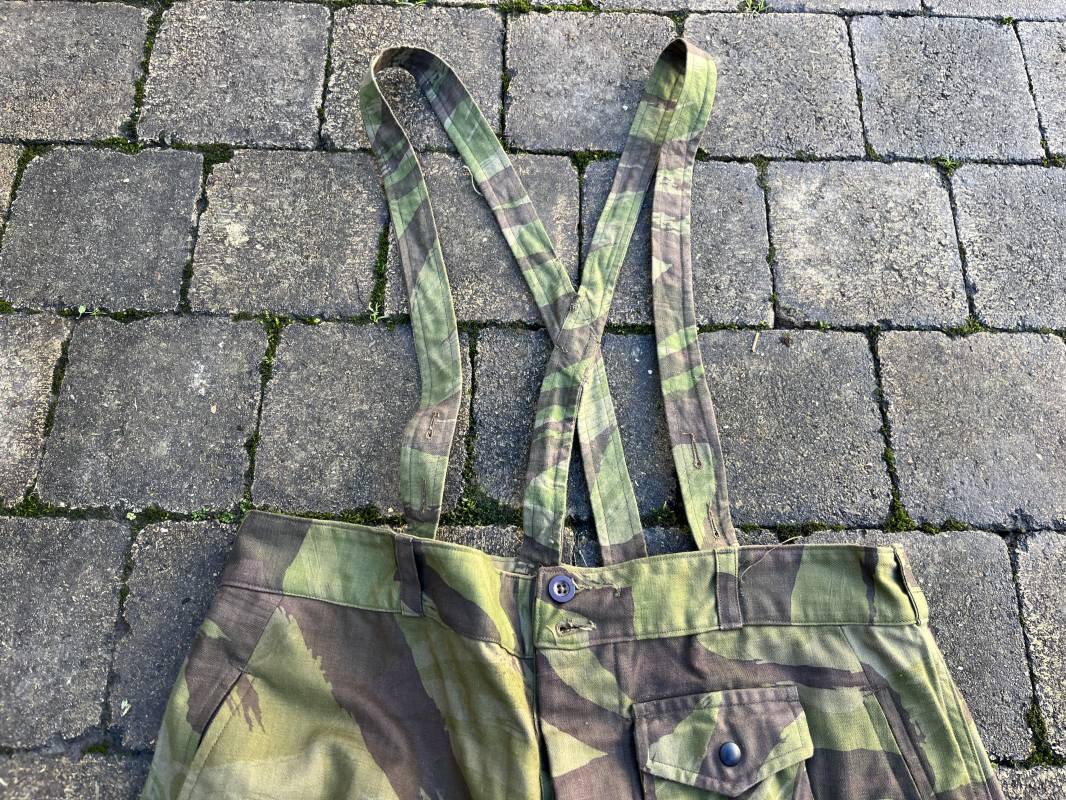 Pantalon de saut camouflé Parachutiste TAP 4752 et bretelles toile