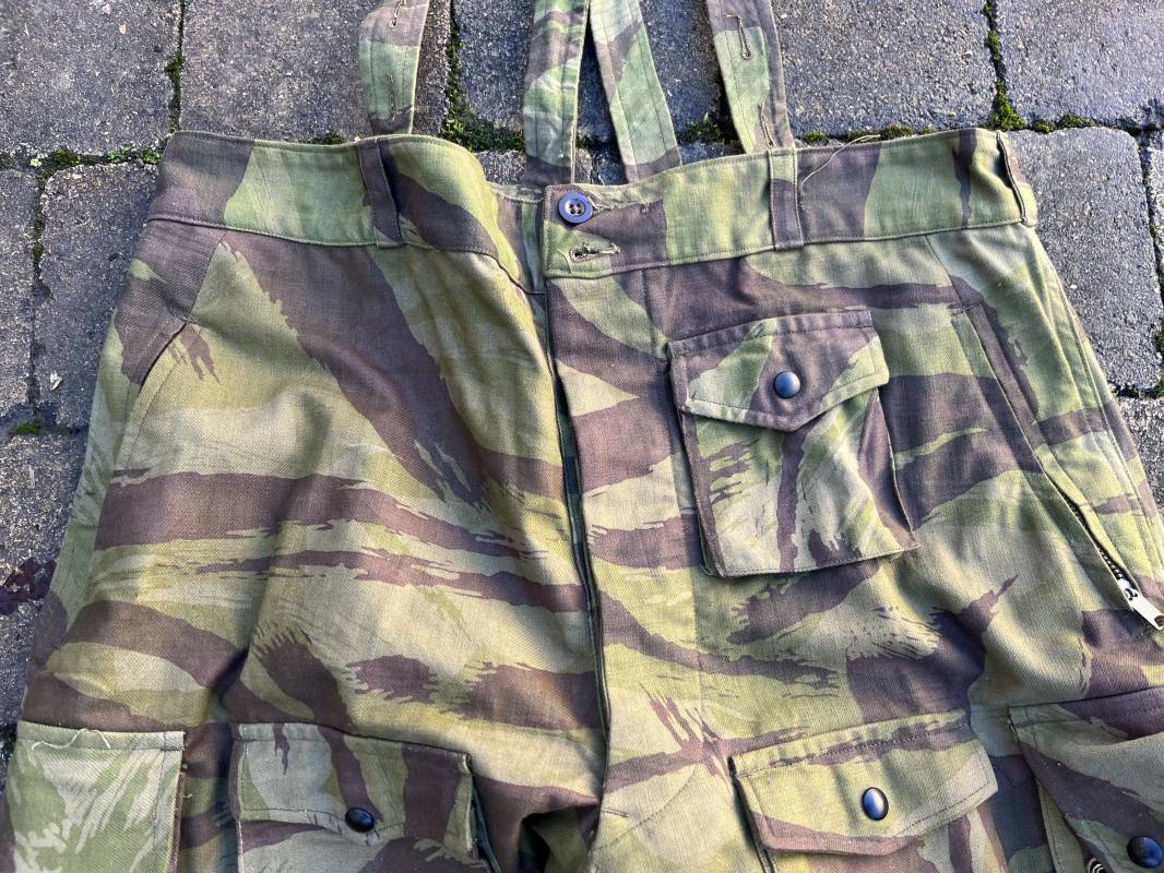 Pantalon de saut camouflé Parachutiste TAP 4752 et bretelles toile