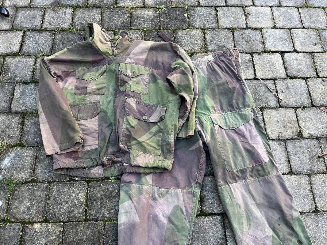 Veste et pantalon camouflés 'Peau de saucisson'