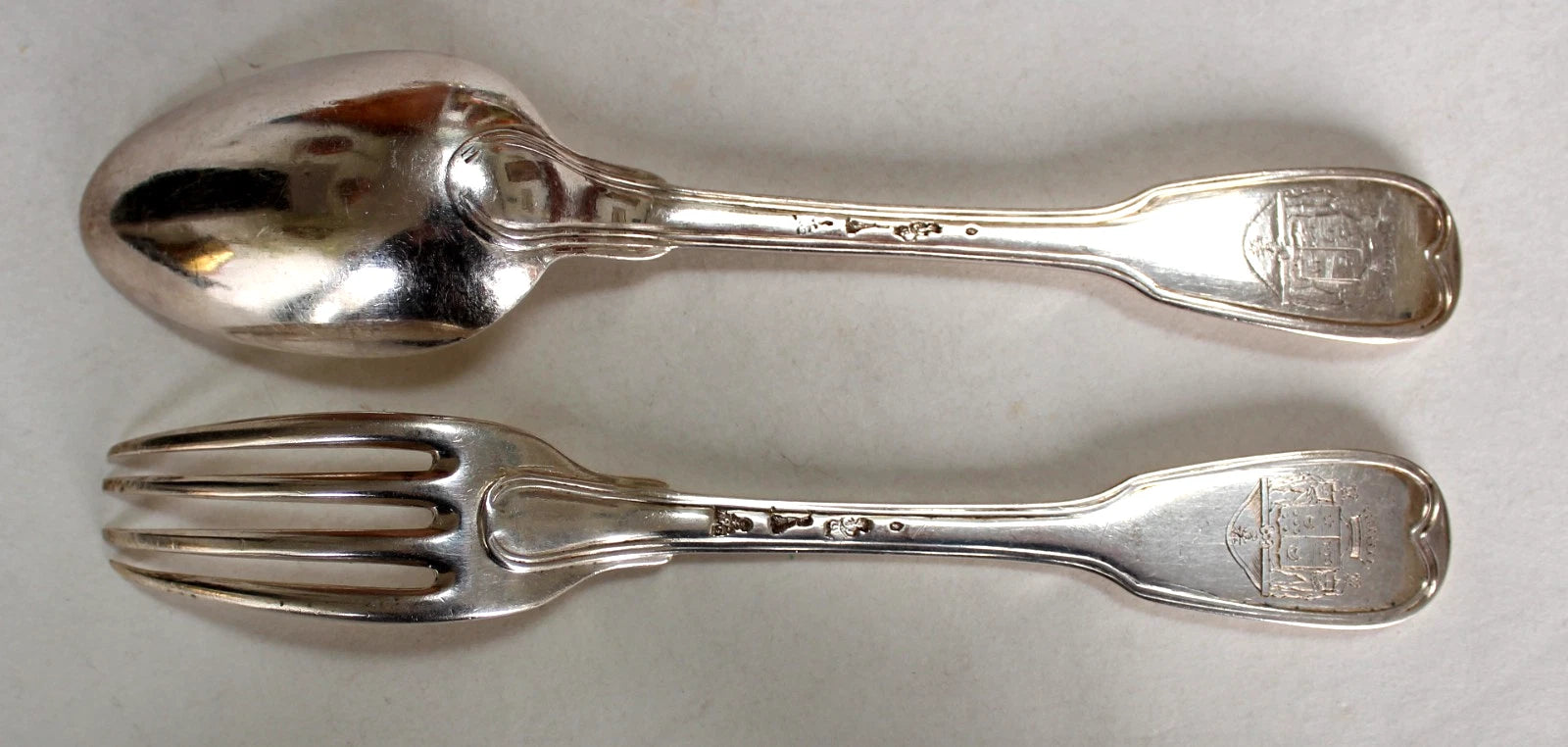 Lot De 12 Couverts Anciens Modèle Filets Armoriés En Argent Massif 18ème