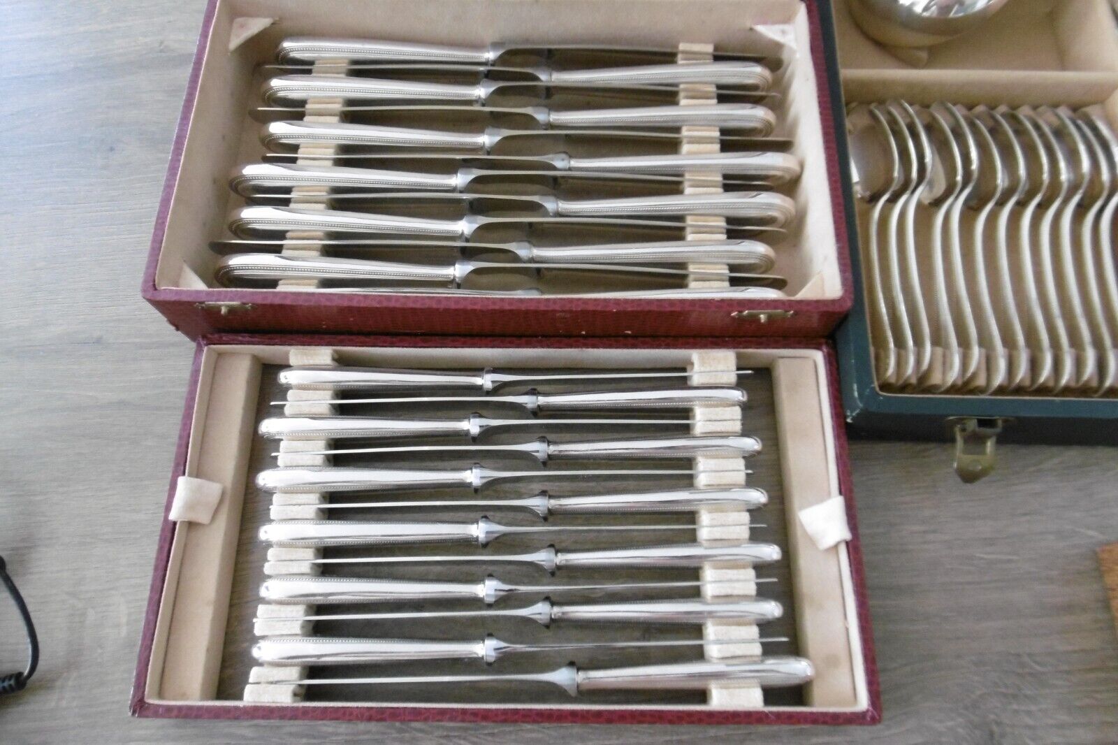 Ménagère de 85 pièces en métal argenté Christofle modèle perles