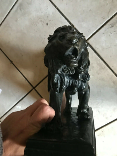 Antoine Louis Barye  (1796-1875)  Bronze  " Lion" Signé
