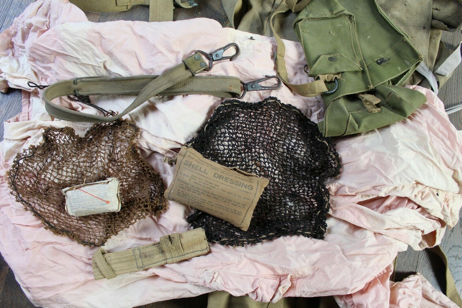 Gros lot matériel équipement web GB WW2 anglais filet casque pouch FM BREN