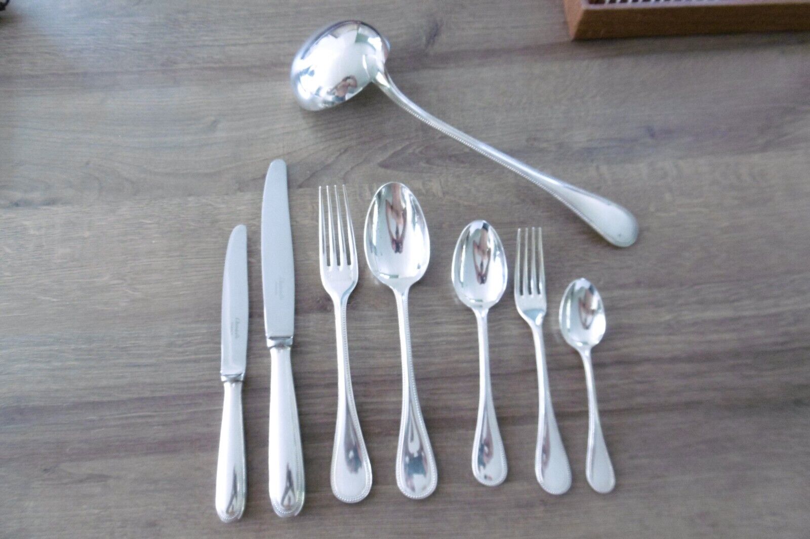 Ménagère de 85 pièces en métal argenté Christofle modèle perles