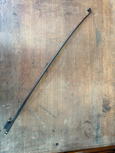 Archet de violon ancien en bois, hausse monogrammée C.F., à restaurer