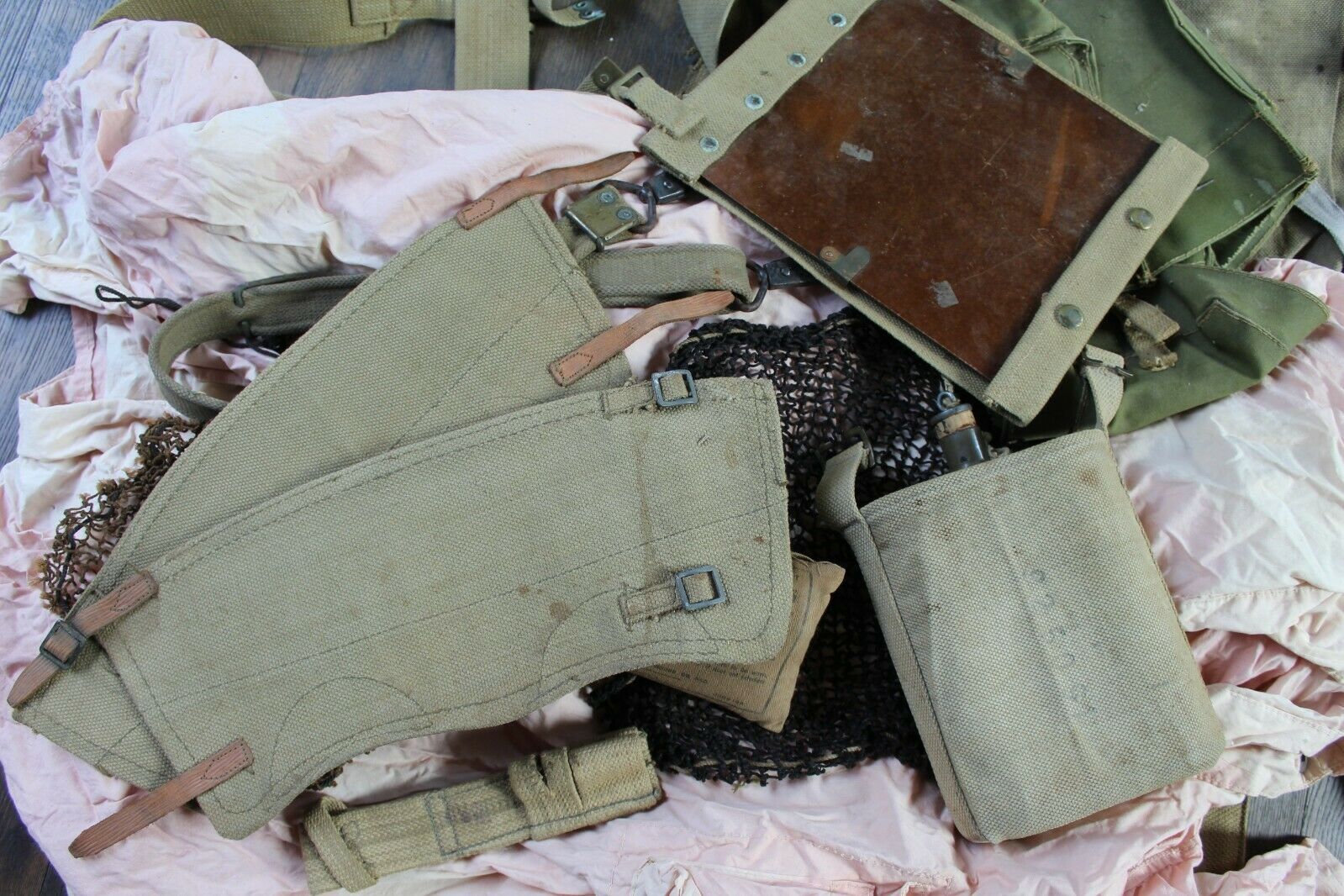 Gros lot matériel équipement web GB WW2 anglais filet casque pouch FM BREN