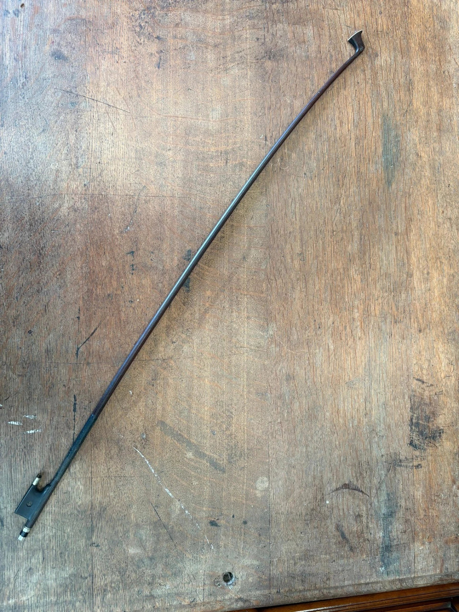 Archet de violon ancien en bois, hausse monogrammée C.F., à restaurer