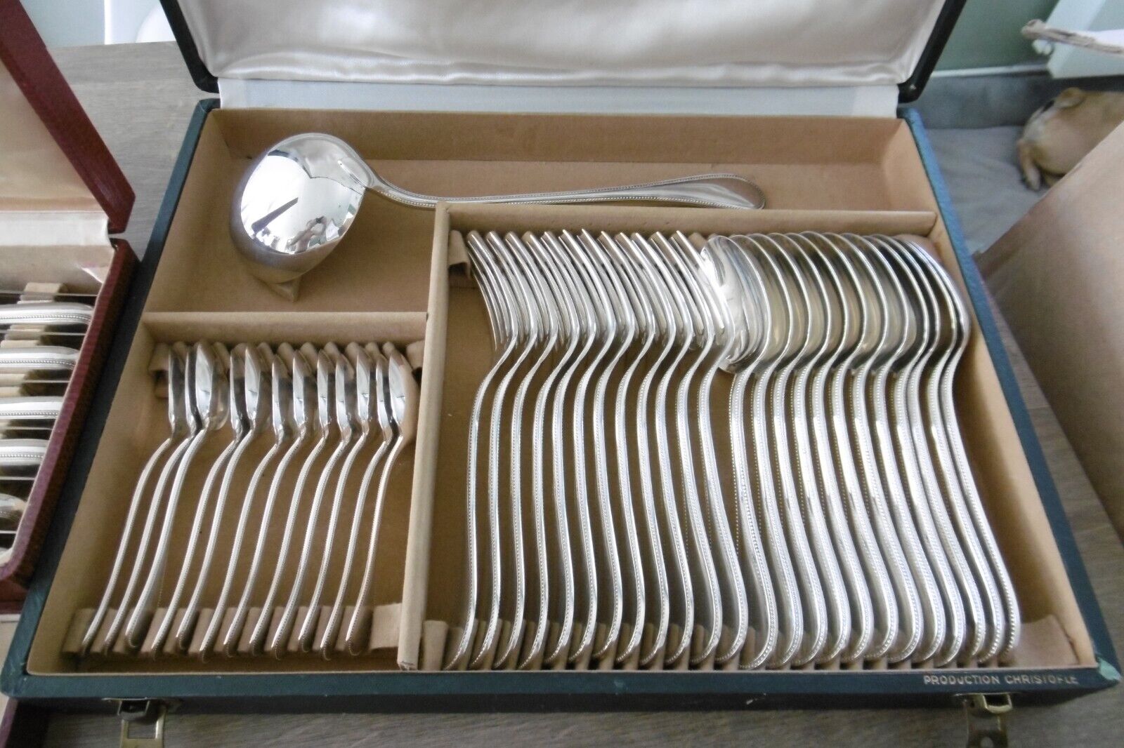 Ménagère de 85 pièces en métal argenté Christofle modèle perles