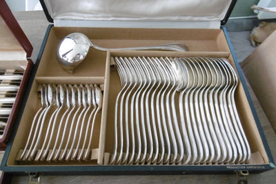 Ménagère de 85 pièces en métal argenté Christofle modèle perles