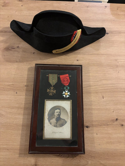 Cadre Médailles Légion d'honneur - Croix de guerre & Bicorne Ancien