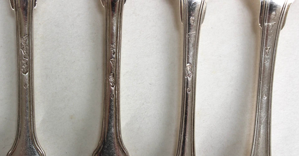 Lot De 12 Couverts Anciens Modèle Filets Armoriés En Argent Massif 18ème