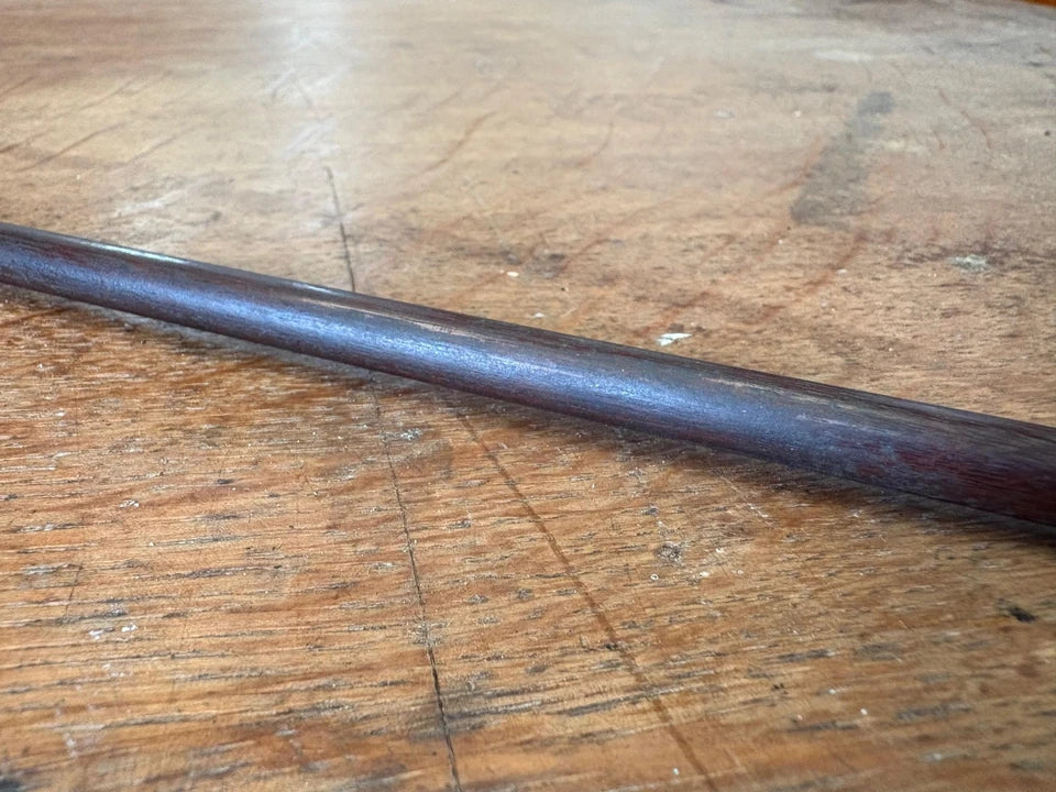 Archet de violon ancien en bois, hausse monogrammée C.F., à restaurer