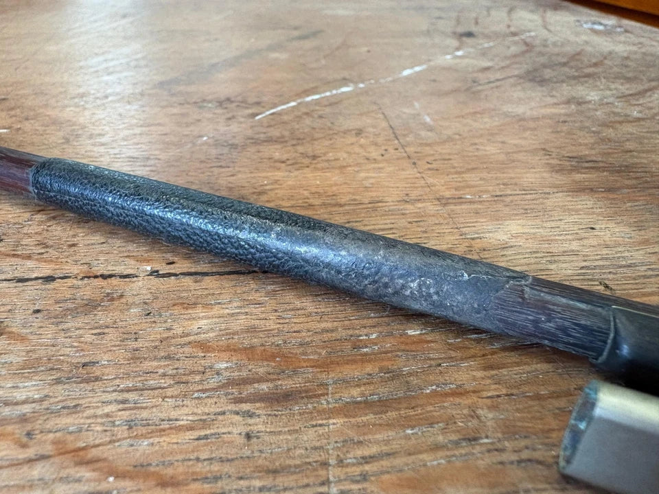 Archet de violon ancien en bois, hausse monogrammée C.F., à restaurer