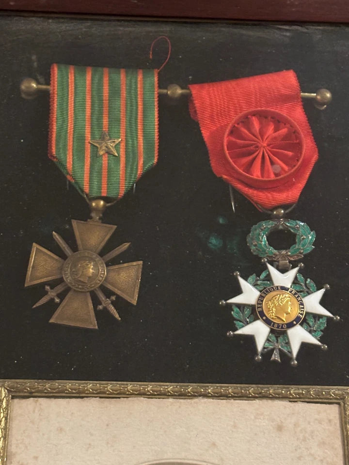 Cadre Médailles Légion d'honneur - Croix de guerre & Bicorne Ancien