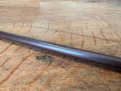 Archet de violon ancien en bois, hausse monogrammée C.F., à restaurer