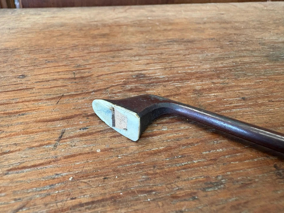 Archet de violon ancien en bois, hausse monogrammée C.F., à restaurer