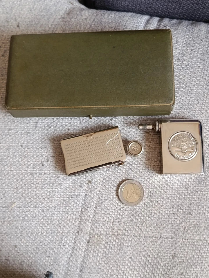 Ancien Briquet À Essence