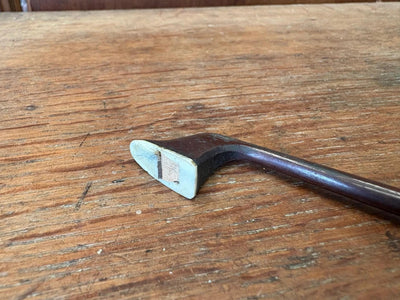 Archet de violon ancien en bois, hausse monogrammée C.F., à restaurer
