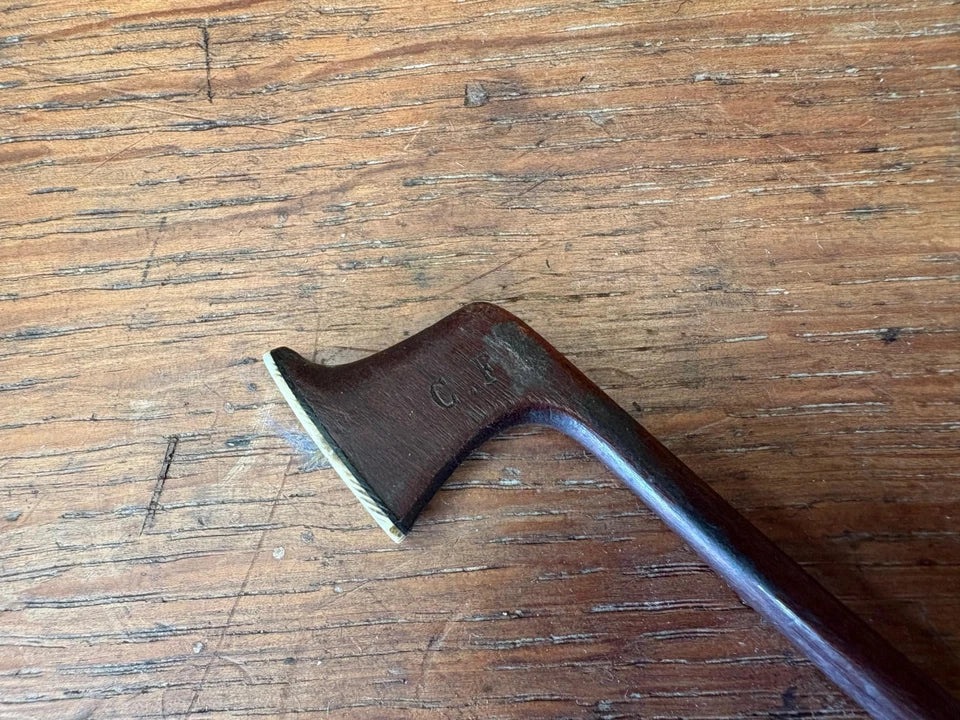 Archet de violon ancien en bois, hausse monogrammée C.F., à restaurer