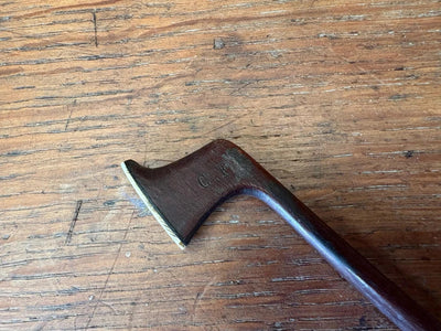 Archet de violon ancien en bois, hausse monogrammée C.F., à restaurer