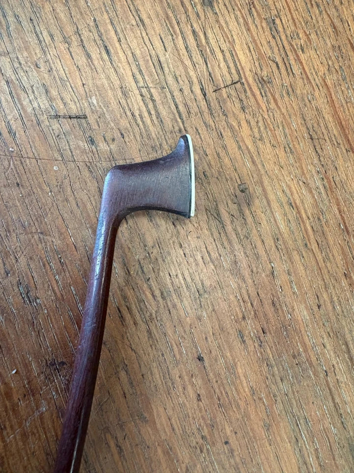 Archet de violon ancien en bois, hausse monogrammée C.F., à restaurer