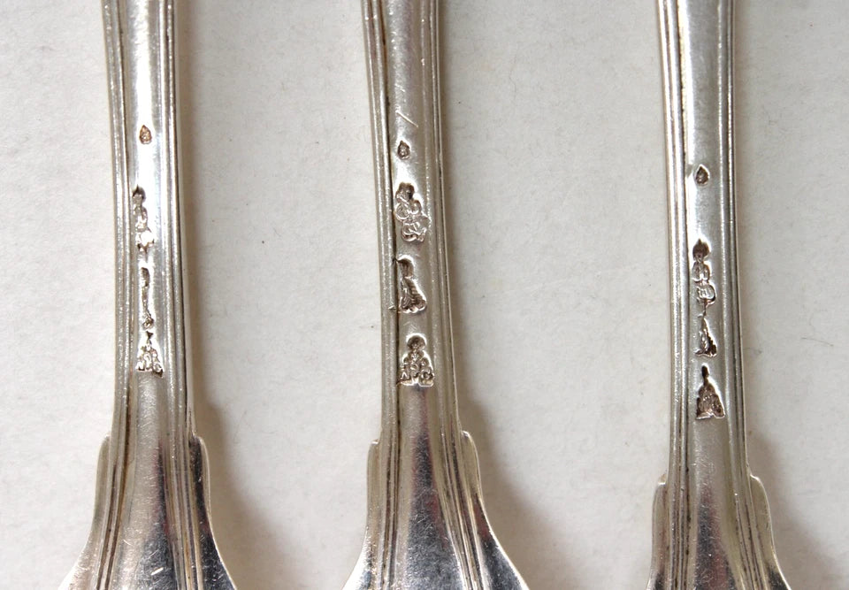 Lot De 12 Couverts Anciens Modèle Filets Armoriés En Argent Massif 18ème