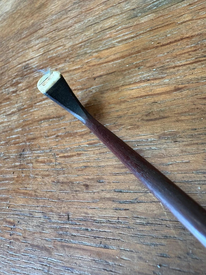Archet de violon ancien en bois, hausse monogrammée C.F., à restaurer