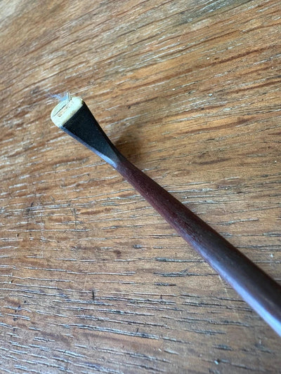 Archet de violon ancien en bois, hausse monogrammée C.F., à restaurer