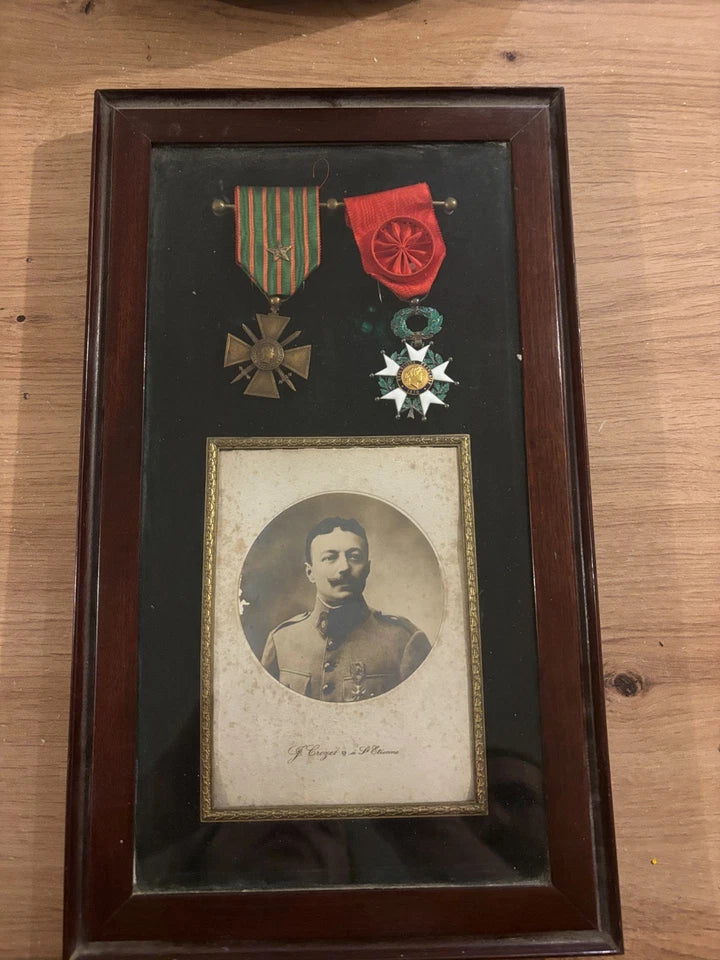 Cadre Médailles Légion d'honneur - Croix de guerre & Bicorne Ancien