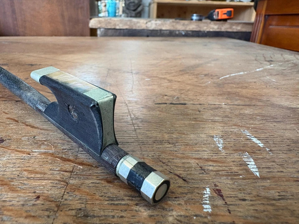 Archet de violon ancien en bois, hausse monogrammée C.F., à restaurer