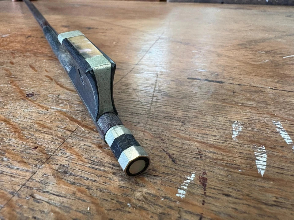 Archet de violon ancien en bois, hausse monogrammée C.F., à restaurer