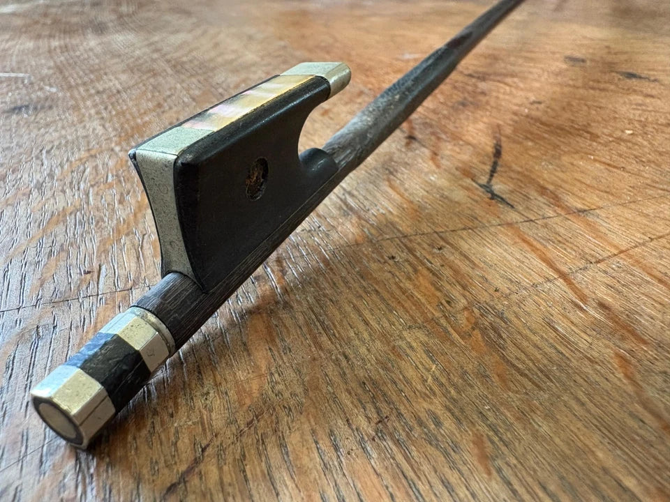 Archet de violon ancien en bois, hausse monogrammée C.F., à restaurer